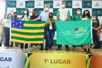 Caiado entrega premiação a vencedores dos Jogos Estudantis de Goiás na categoria Juvenil, durante encerramento de competição, em Goiânia